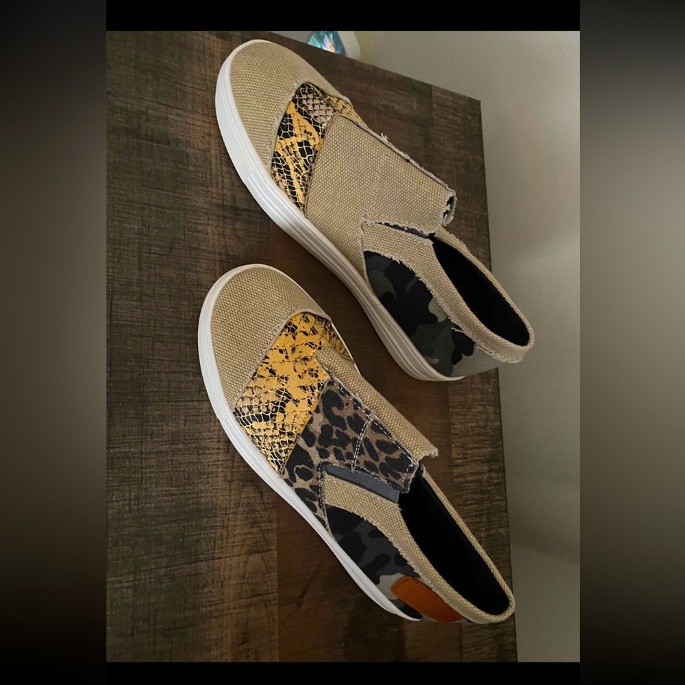 New women’s size 7 slip on shoes